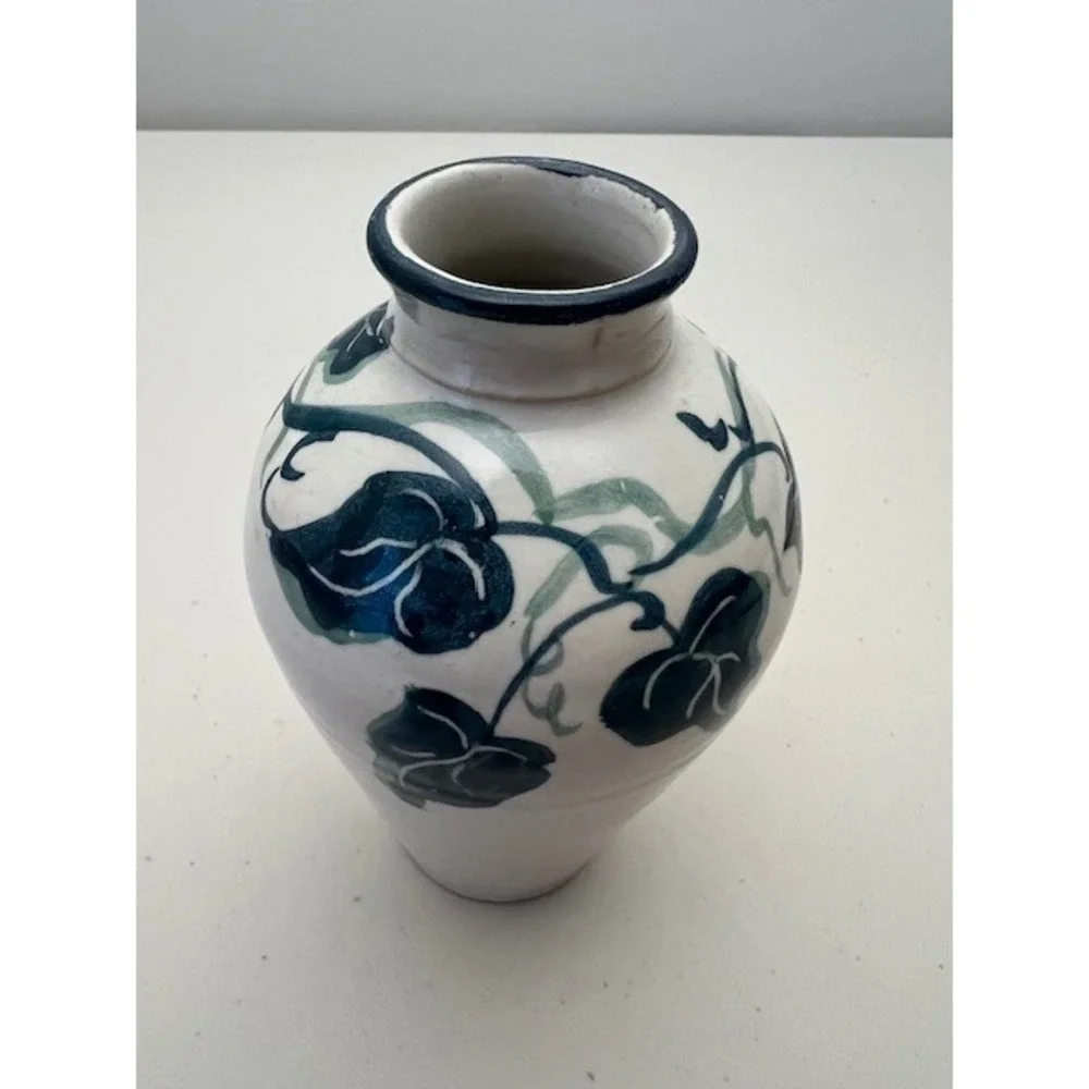 Vintage Cagle Road Pottery‎ Signed Ivy Leaf Vase Hand Painted Cream Green 1995